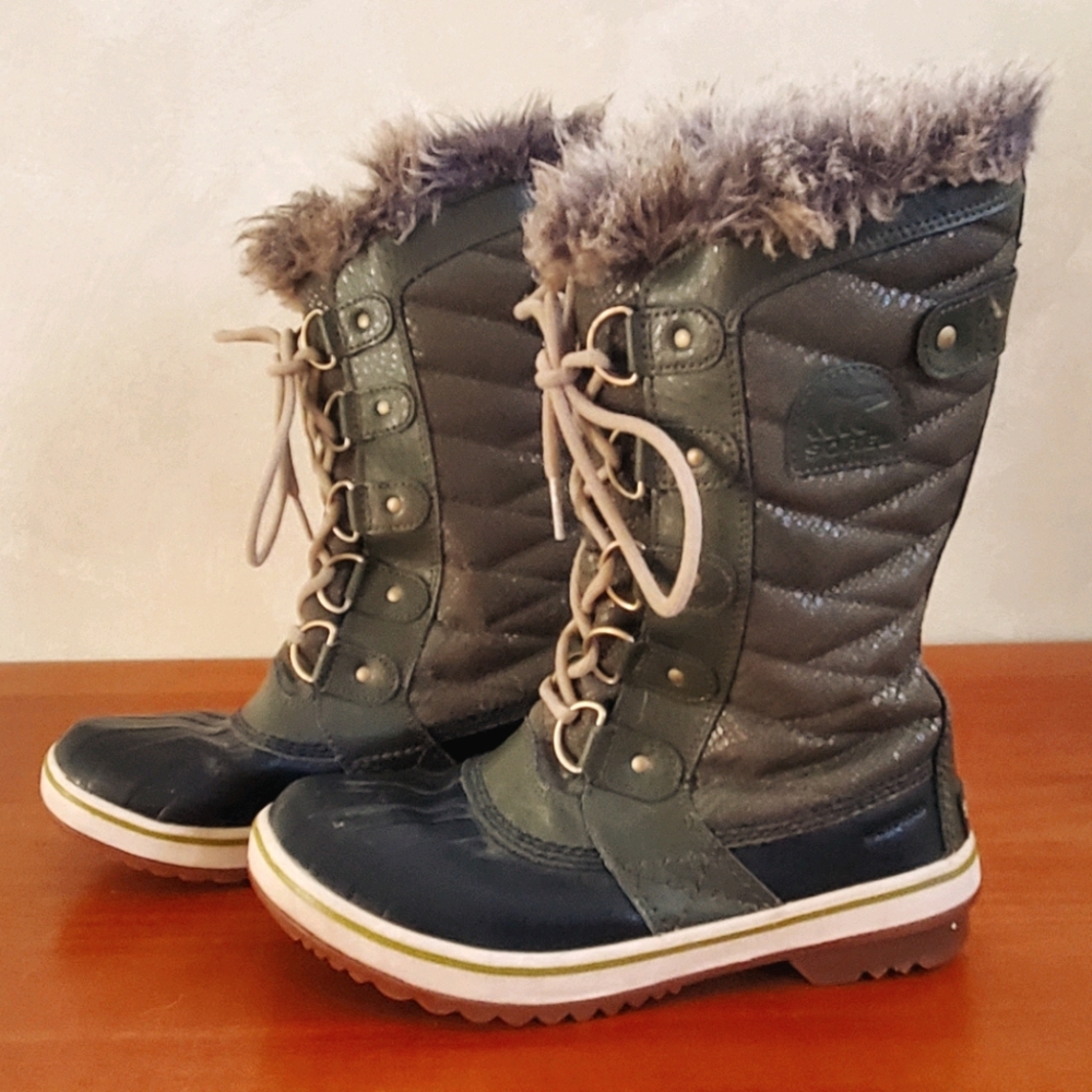 Sorel Tofino boot, olive green, size 6